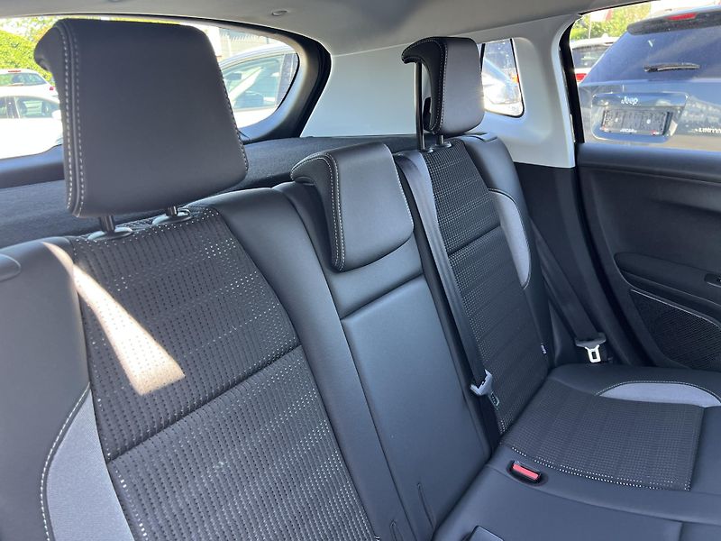 Peugeot 2008 Allure 1.2i KOUPENO V ČR 1.MAJ - fotka 31 z 45