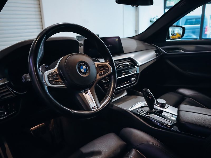 BMW Řada 5 530d xDrive M-paket 195 kW - fotka 12 z 28