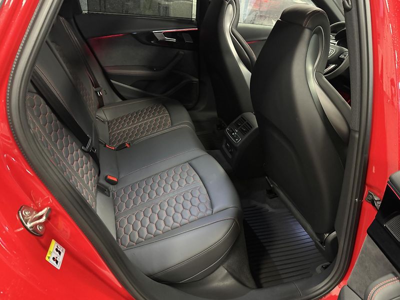 Audi RS 4 (2023) 2,9TFSi Avant quattro MATRIX - fotka 24 z 38
