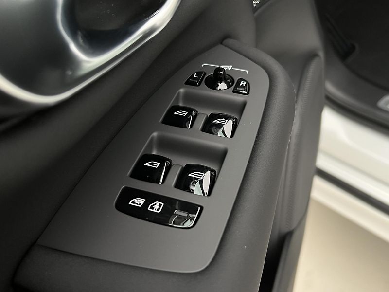Volvo XC90 (2026) T8 AWD RECHARGE ULTRA DARK - fotka 26 z 46