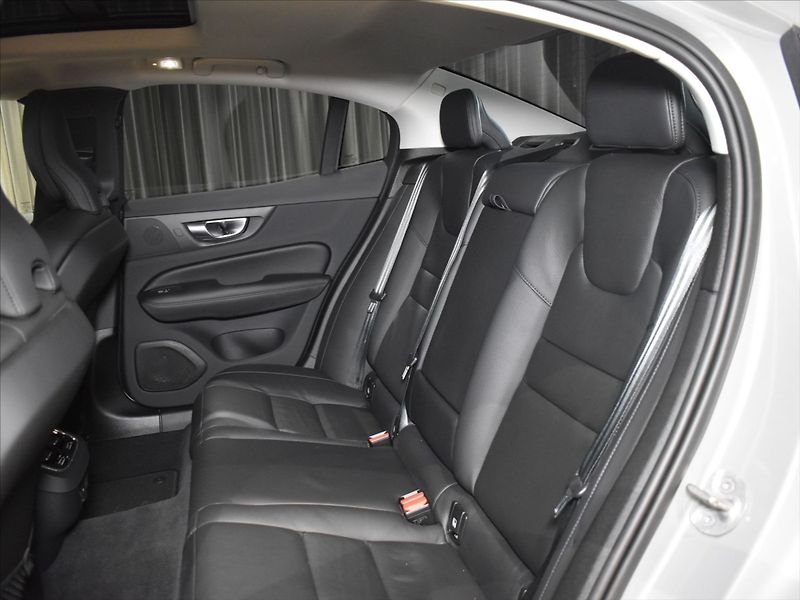 Volvo S60 2,0 B5 AWD Ultimate Panorama - fotka 9 z 23