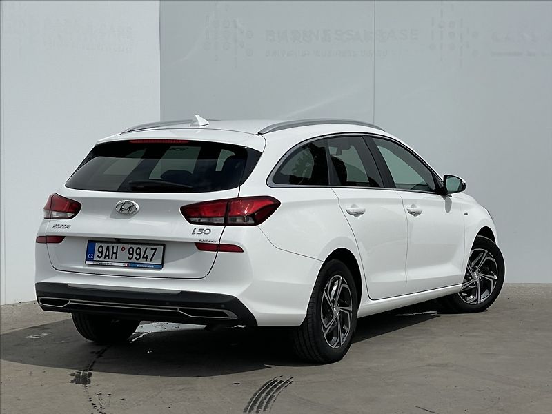 Hyundai i30 1,5 T-GDI Combi Smart PDC - fotka 3 z 23