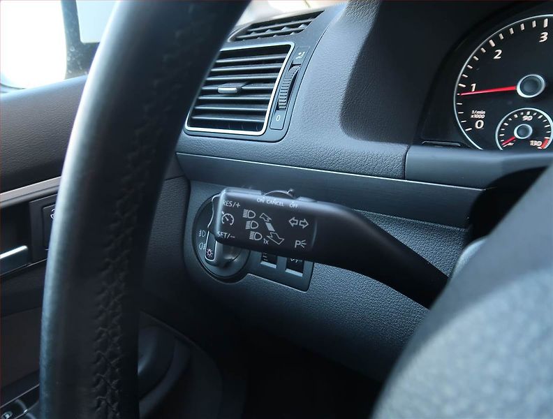 Volkswagen Touran (2011) 2.0 TDI, Automat, Navi, Xenony - fotka 17 z 23