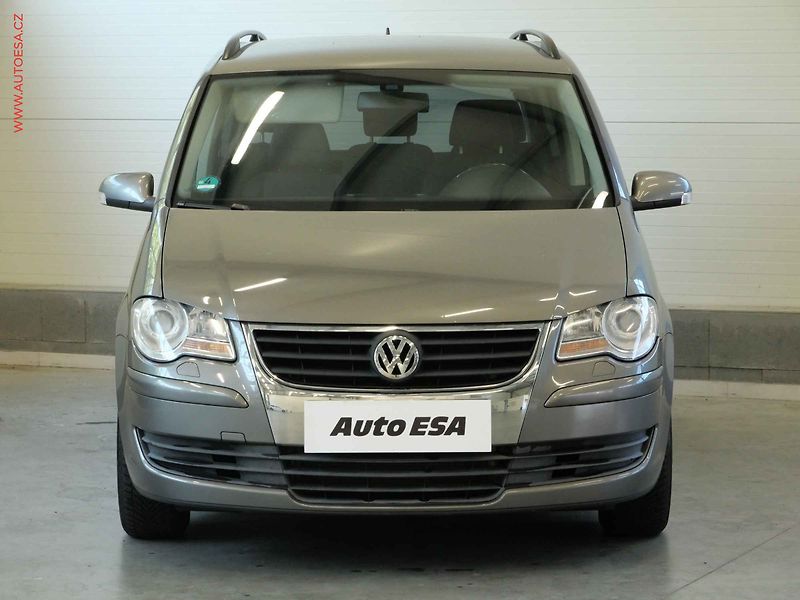 Volkswagen Touran (2008) 1.6i - fotka 2 z 22