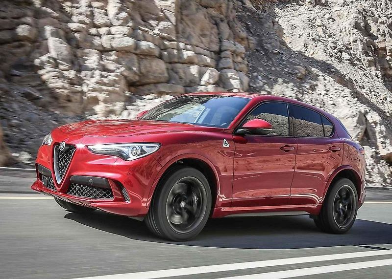 Lamborghini Urus. 0-100 km/h za 3,6 s. Maximální rychlost 305 km/h. Cena: 183 683 eur bez DPH.