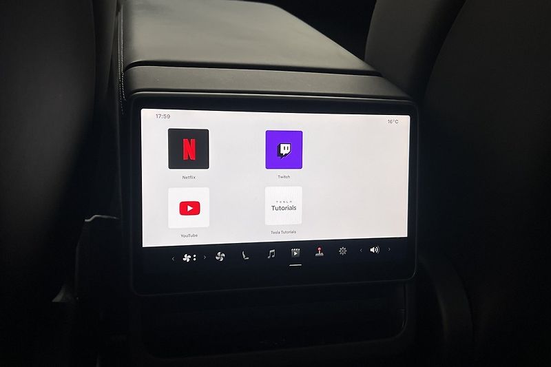 Tesla Model 3 Performance AWD - fotka 18 z 29