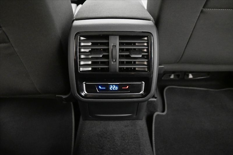 Volkswagen Passat 2,0 TDI 110kW DSG Business Zár - fotka 22 z 31