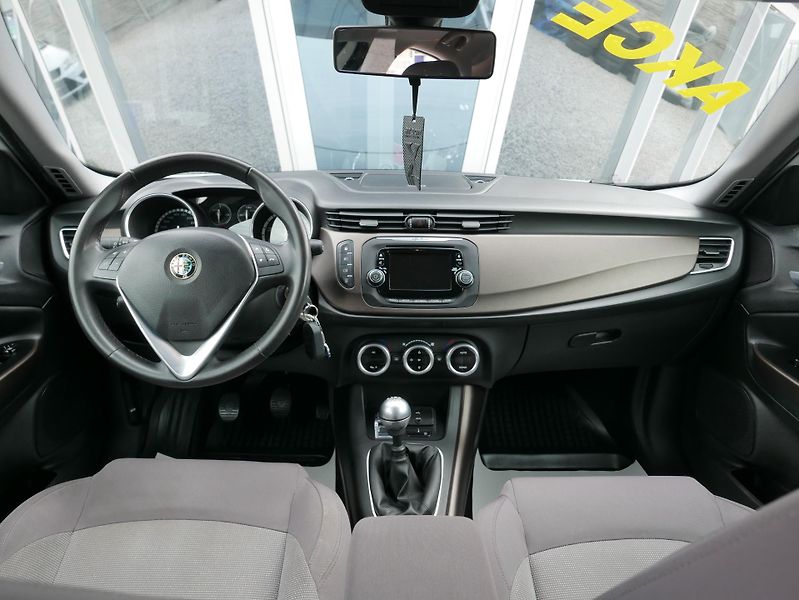 Alfa Romeo Giulietta 1,4T 120PS ČR - fotka 19 z 32
