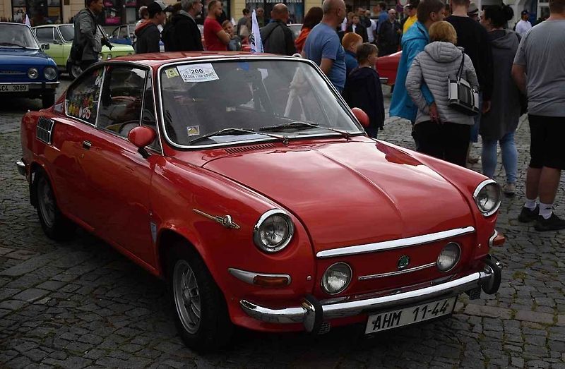 Tři z účastníků srazu před bránou továrny Škoda Auto v Kvasinách