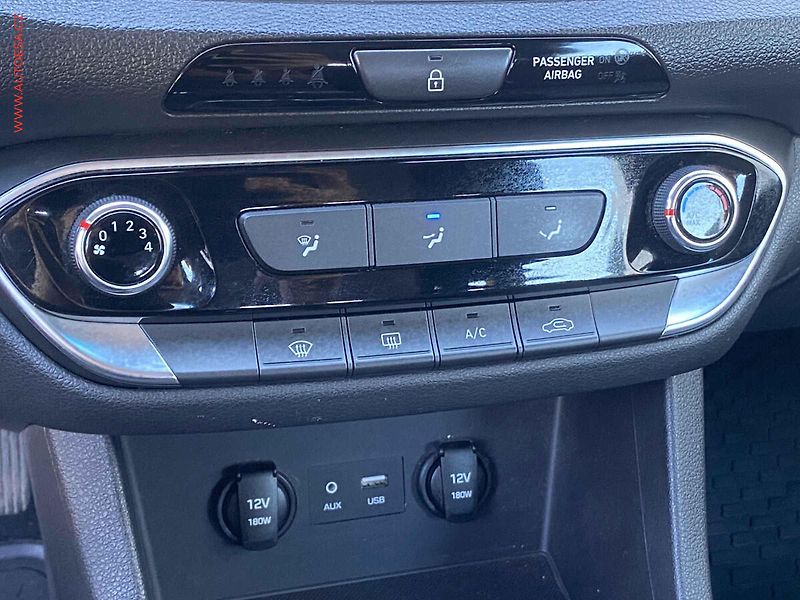 Hyundai i30 (2018) 1.0 T-GDi, Comfort - fotka 15 z 19