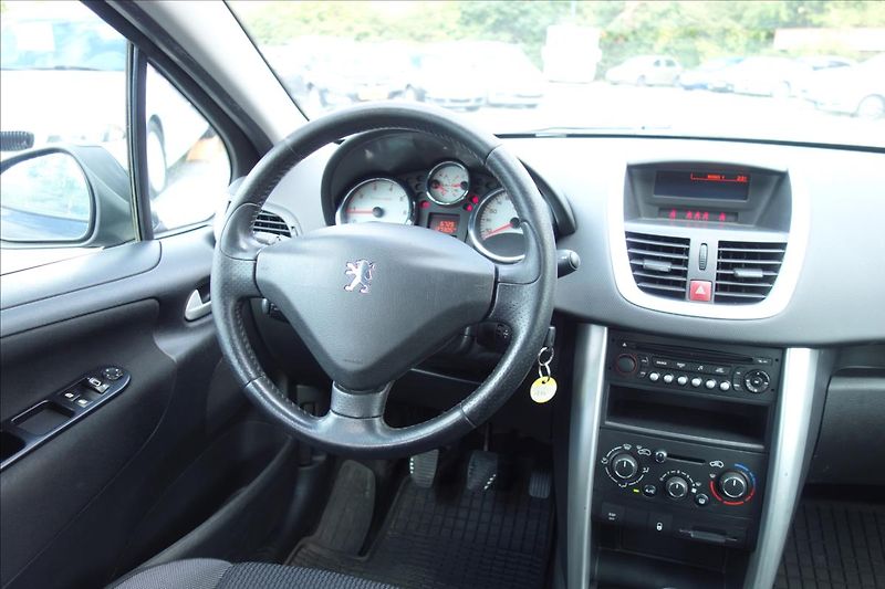 Peugeot 207 1,4 i 54KW, ČR, SERVIS. KN. - fotka 17 z 30