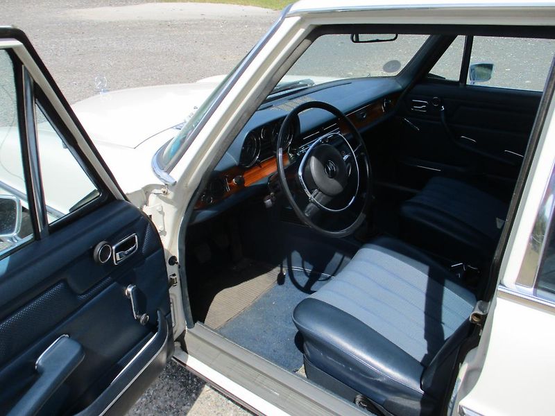Mercedes-Benz 280 (1972) W114 - fotka 11 z 24