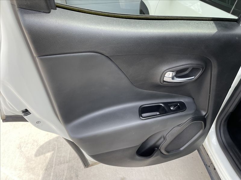 Jeep Renegade 1,3 i T 110KW AUTOMAT ČR. - fotka 17 z 22