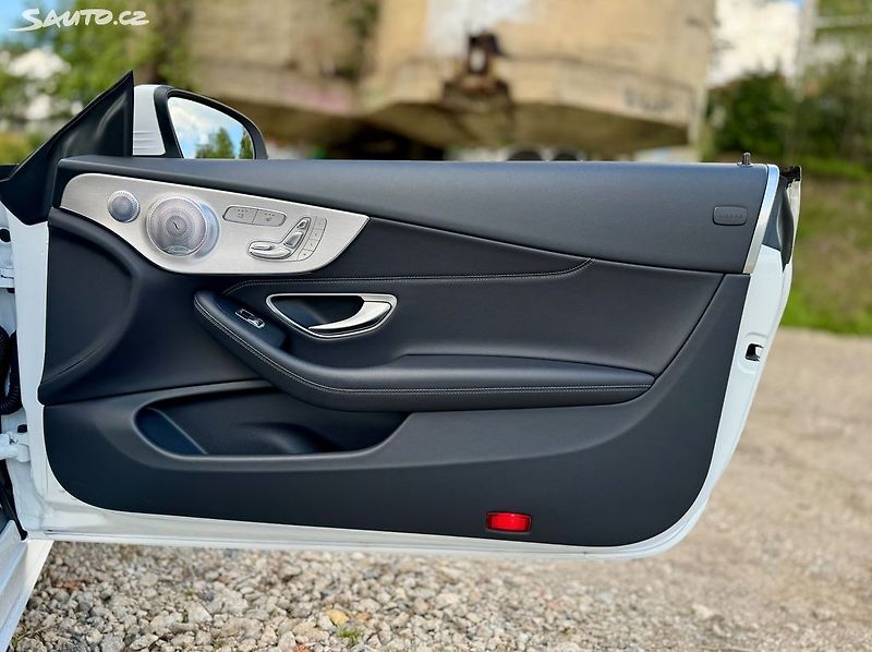 Mercedes-Benz Třídy C CABRIO 300d AMG - fotka 47 z 49