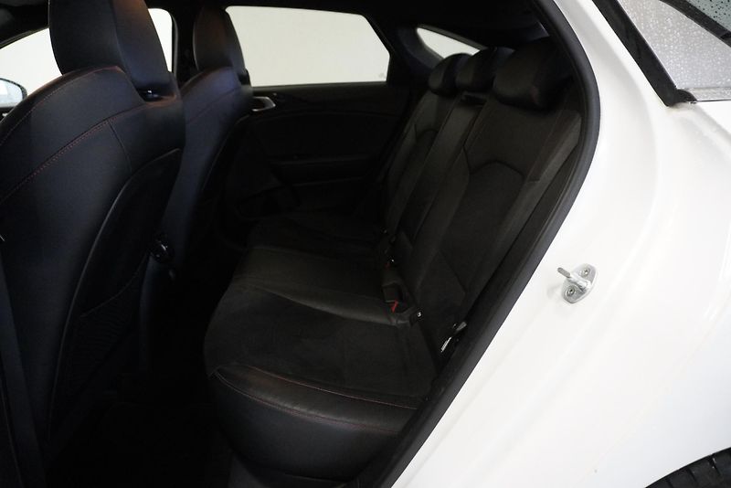 Kia ProCeed 1.6 T-GDI 150kW GT-LINE AUT - fotka 27 z 31