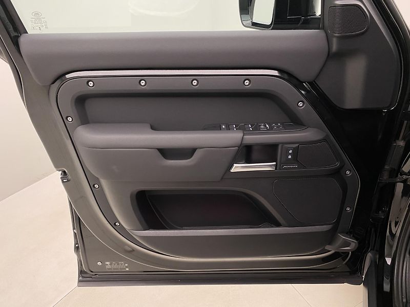Land Rover Defender 110 D300 X-DYNAMIC SE AWD CZ - fotka 7 z 46