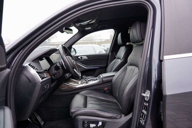 BMW X7 M50i xDrive/AT9/22/ČR/530 PS - fotka 25 z 49
