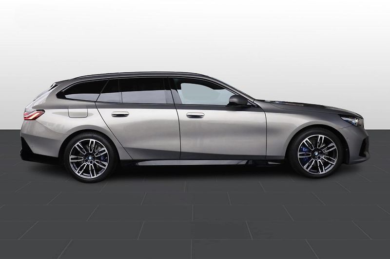 BMW Řada 5 540d xDrive Touring - fotka 4 z 28
