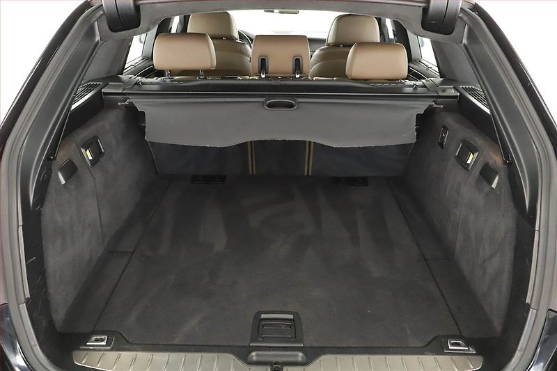 BMW Řada 5 (2015) Individual 530d xDrive, 4X4 - fotka 20 z 21