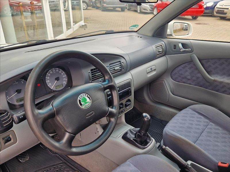 Škoda Octavia 1,8 20V 92kW KLIMA TAŽNÉ ŠÍBR - fotka 18 z 28