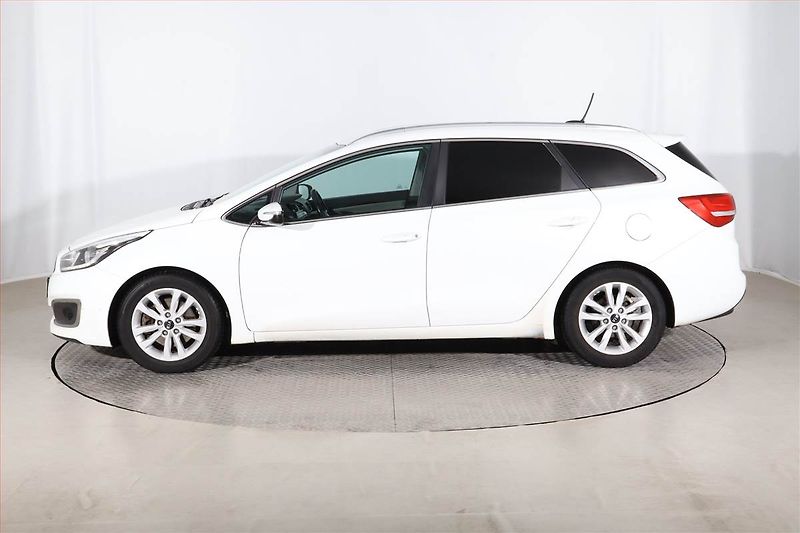 Kia Ceed (2017) Silver 1.6 GDI, Navi, Tempomat - fotka 3 z 23