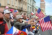Plzní projel Konvoj svobody. Stovky kusů historické vojenské techniky v neděli projely z Bor do centra města. Ulice lemovaly tisíce diváků