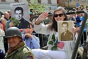 Plzní projel Konvoj svobody. Stovky kusů historické vojenské techniky v neděli projely z Bor do centra města. Ulice lemovaly tisíce diváků