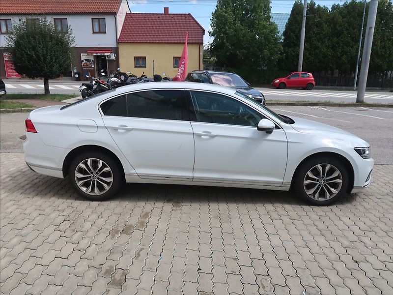 Volkswagen Passat 2,0 TDI DSG ELEGANCE 1.MAJ. CZ - fotka 3 z 8