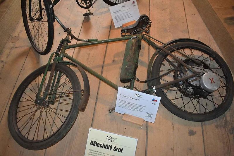 Motokola byla v různých obdobích velmi oblíbeným dopravním prostředkem. Toto je vůbec první český produkt tohoto druhu