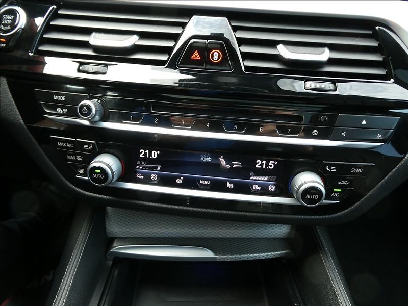 BMW Řada 5 3,0 540d xDrive 235kW MPaket,D - fotka 38 z 50