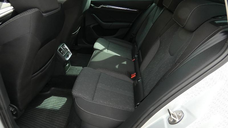 Škoda Octavia Combi 2,0 TDI Style 4x4 DSG 11 - fotka 20 z 25
