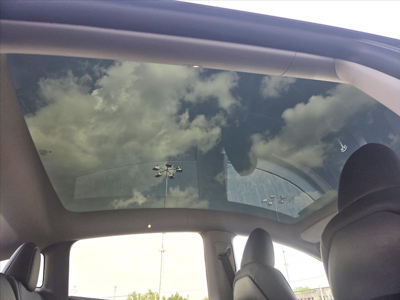 Tesla Model Y 0,0 LFP Ryzen SoH92% Tažné Enh - fotka 11 z 21