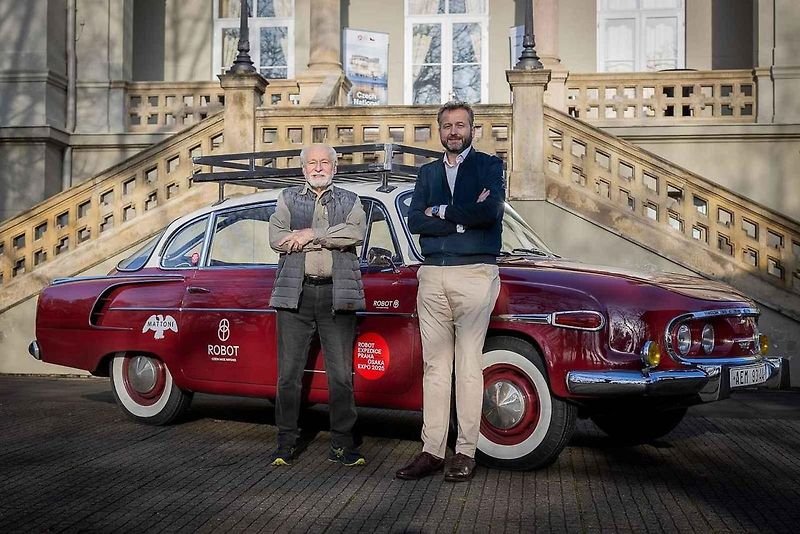 Šest českých automobilových veteránů pojede na světovou výstavu EXPO 2025. Na snímku je Josef Zajíček, vedoucí expedice Robot 2025 a Zdeněk Thoma, vedoucí expedice Sakura 1970.