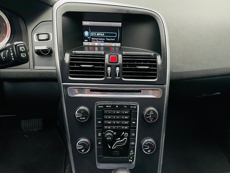Volvo XC60 2.4D5 5V 4x4 AUT TAŽNÉ SERVISK - fotka 37 z 47
