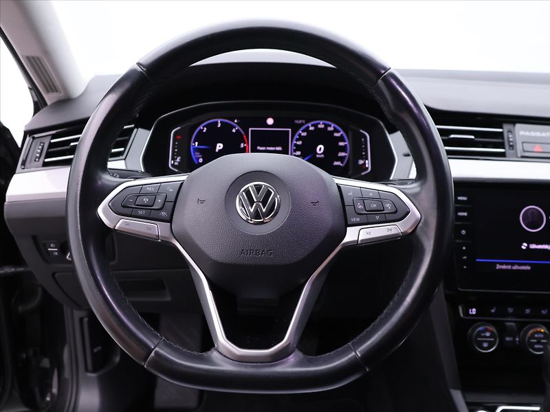 Volkswagen Passat 2,0 TDI DSG Virtual Business - fotka 17 z 36