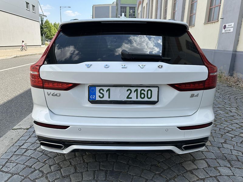 Volvo V60 B4 2,0 145 KW R design - fotka 16 z 18