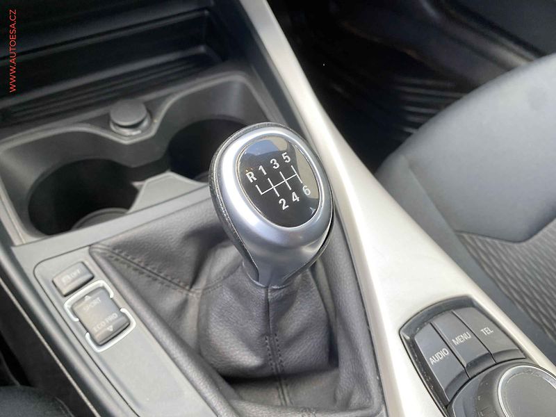 BMW Řada 1 (2013) 1.6i 116i, AC, bixen, park - fotka 17 z 18