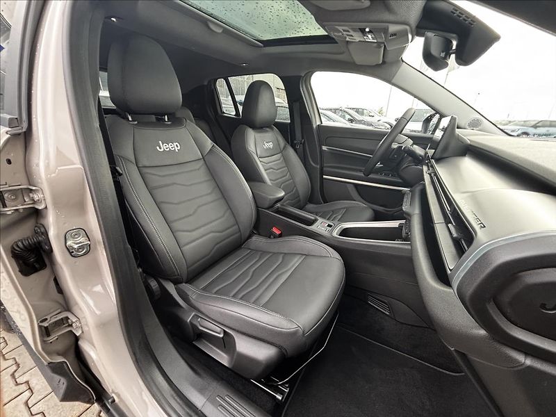 Jeep Avenger 1,2 Turbo e-hybrid Summit - fotka 15 z 42