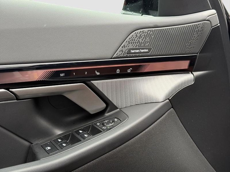 BMW i5 xDrive40 Touring - fotka 8 z 16