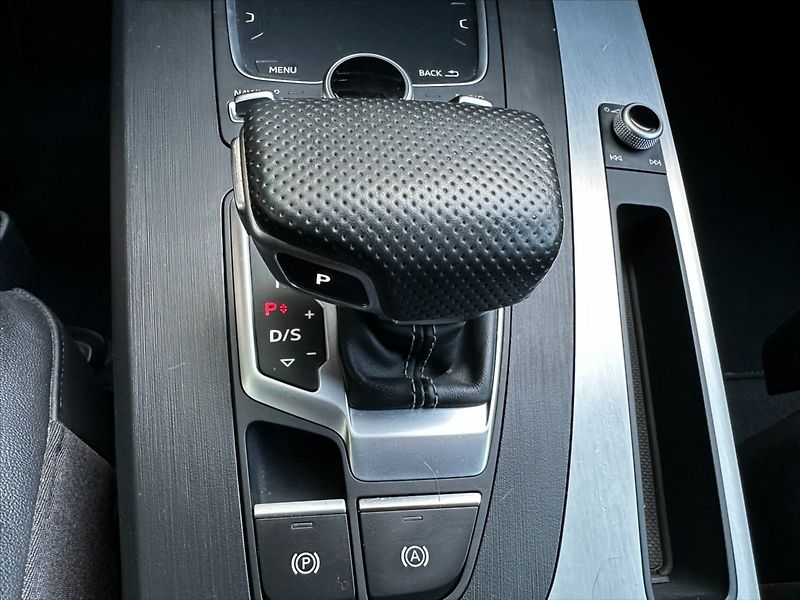 Audi Q5 2,0 TFSi 270kW-VIRTUAL-S Line - fotka 34 z 48