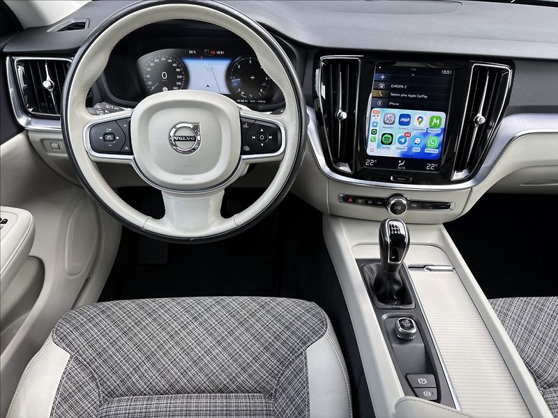Volvo V60 2,0 D3 110 KW MOMENTUM MANUAL - fotka 8 z 26