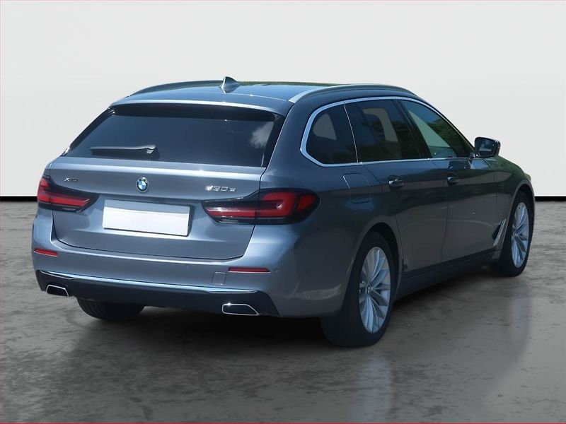 BMW Řada 5 (2021) Luxury Line 530e xDrive - fotka 5 z 19