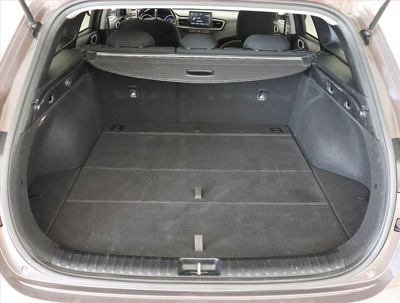 Kia Ceed (2019) 1.4 T-GDI, Serv.kniha, Xenony - fotka 13 z 22