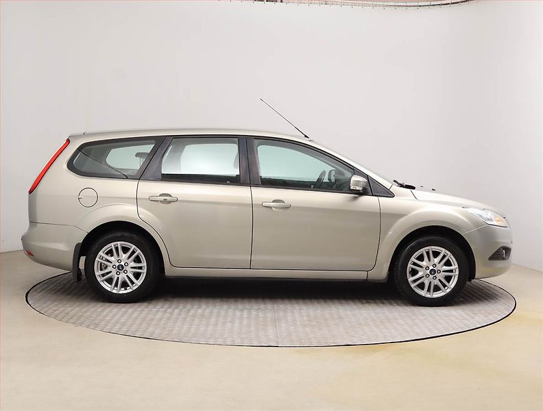Ford Focus (2010) 1.6 16V, po STK, Tažné - fotka 6 z 15