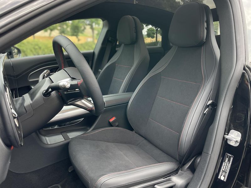 Mercedes-Benz CLA 200 AMG - fotka 15 z 27