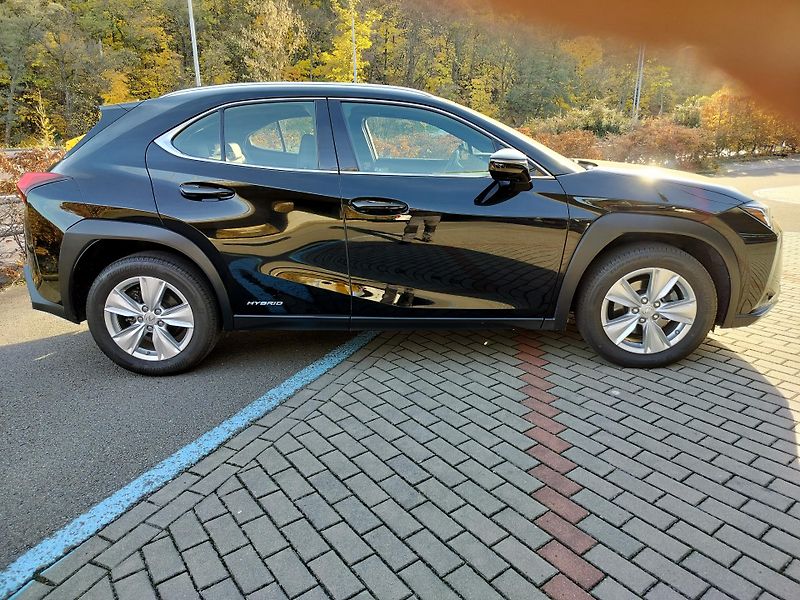 Lexus UX 250h kožené a vyhřívané sedačky - fotka 8 z 21