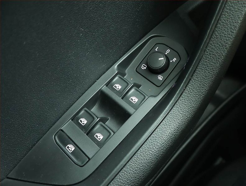 Škoda Karoq (2023) Sportline 1.5 TSI - fotka 15 z 16