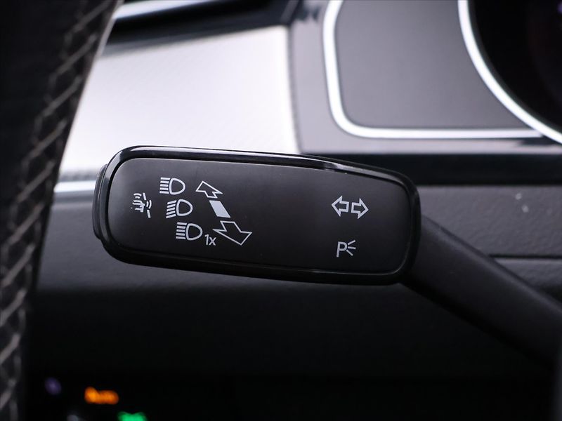 Volkswagen Passat 2,0 TSI 206kW R-line Highline - fotka 22 z 45