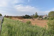 Na okraji Všestar se už na místě zbouraných domů připravuje stavba nového dálničního mostu.