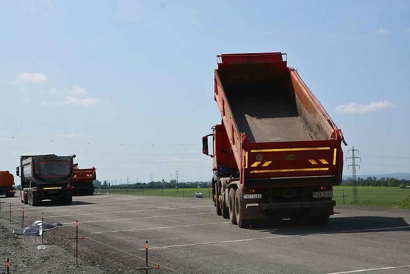 Pokládka betonové vrstvy vozovky je milníkem stavby dálnice D1 na úseku Říkovice - Přerov. Stavebníci ji zahájili tento týden.